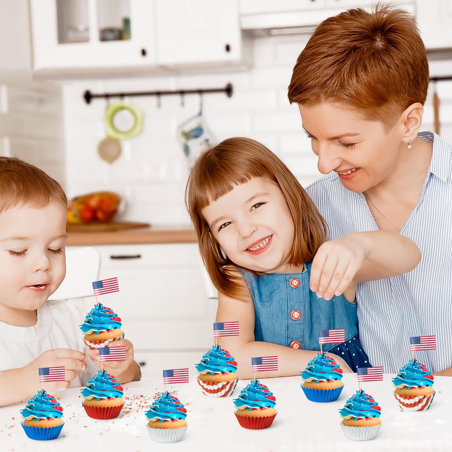 COcnny America Mini Cupcake Liners - 600pcs 4th of July Foil Baking Cups Muffin Paper Cupcakes Wrappers for Patriotic Holiday Party, Independence Day Candy Chocolate Wrap Making Supplies (4 Styles)